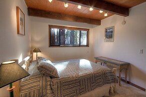 Sky Chalet 3 Bedroom Cabin by RedAwning