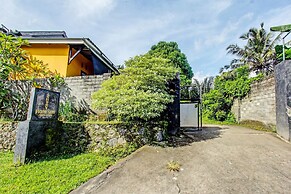 OYO 92149 Ashooy HomestayNearWisata Desa sedau