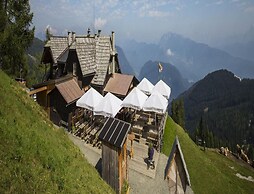 Small Holiday Home in Bodensdorf Near the Lake