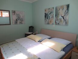 Apartment With Idyllic Garden in Daun