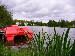 House With Sauna, Outdoor spa and Pedal Boat