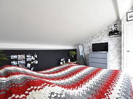 Spacious Holiday Home in Limmen With Bubble Bath