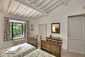 Villa in Sermugnano Near the Lake