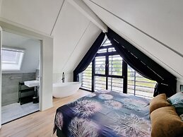 Luxurious Detached Water Villa With Jetty