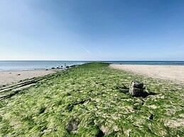 Authentic Cosy Beach Cottage in Callanstoog