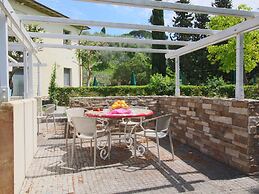 Belvilla by OYO Beautiful Farmhouse With Pool