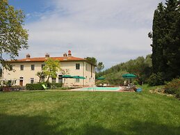 Belvilla by OYO Beautiful Farmhouse With Pool