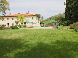 Belvilla by OYO Beautiful Farmhouse With Pool