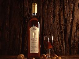 Belvilla by OYO Beautiful Farmhouse With Pool