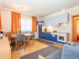 Elegant Apartment Near the ski bus