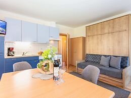 Elegant Apartment Near the ski bus