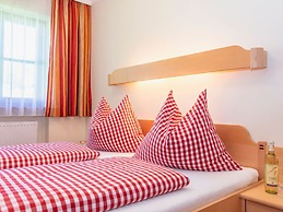 Elegant Apartment Near the ski bus