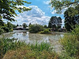 Tranquil Chalet in Geel With Garden