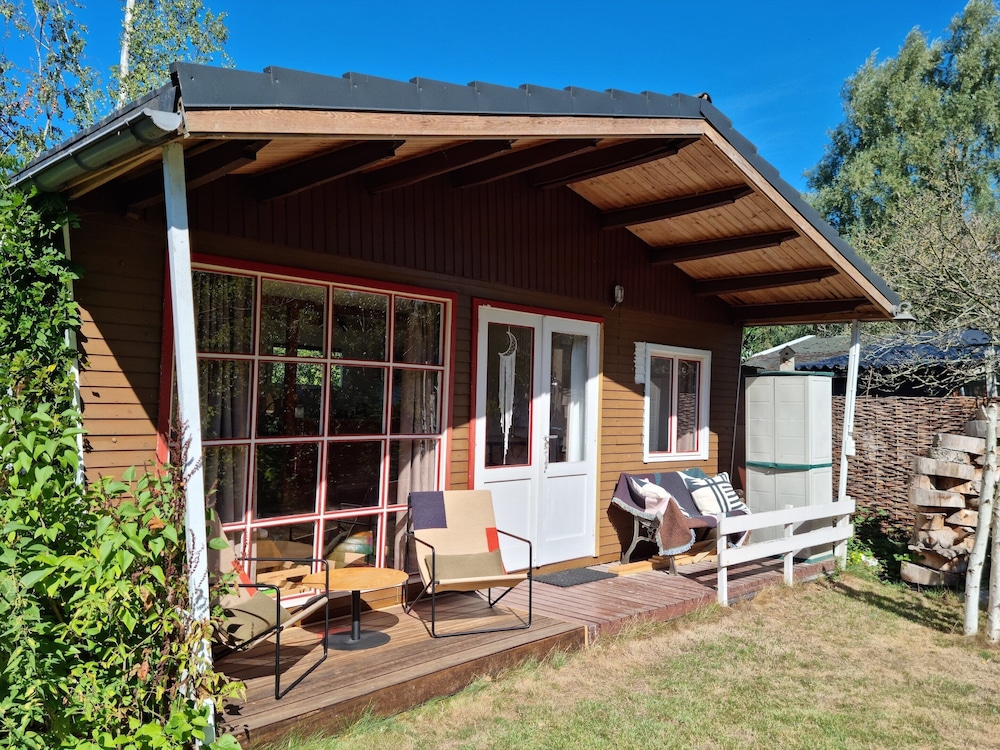 Tranquil Chalet in Geel With Garden