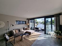 Luxurious Detached Water Villa With Jetty