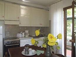 Casa Vacanze a Sassetta con Giardino