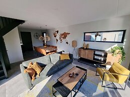 Luxurious Detached Water Villa With Jetty