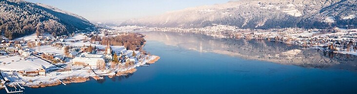Small Holiday Home in Bodensdorf Near the Lake
