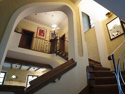Belvilla by OYO Villa With Private Heated Pool