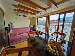 Honeymoon Houseboat