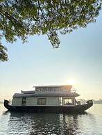 Honeymoon Houseboat
