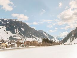 Golden Lodges Rauris Resort With ski Storage