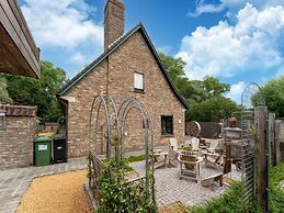 Restful Holiday Home in Koksijde With Hot Tub and Sauna