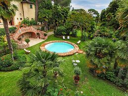 Belvilla by OYO Villa With Pool and Tennis Court