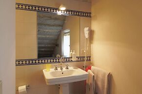 Belvilla by OYO Villa With Pool and Tennis Court