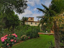 Belvilla by OYO Villa With Pool and Tennis Court