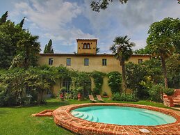 Belvilla by OYO Villa With Pool and Tennis Court