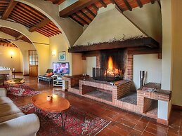 Belvilla by OYO Villa With Pool and Tennis Court