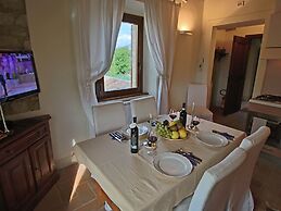 Belvilla by OYO Modern Luxury Apartment With Pool