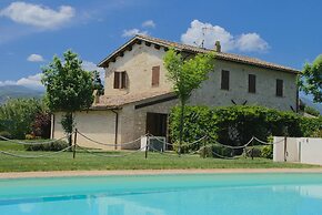 Belvilla by OYO Modern Luxury Apartment With Pool