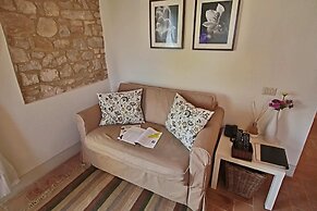 Belvilla by OYO Modern Luxury Apartment With Pool