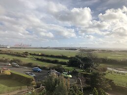 Charming 2-bed Apartment in Waterloo, Liverpool