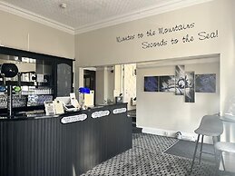 Lawton & Lauriston Court