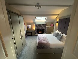 Lawton & Lauriston Court