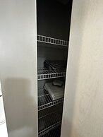 2 BR con patio por el centro comercial