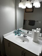 2 BR con patio por el centro comercial