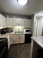 2 BR con patio por el centro comercial