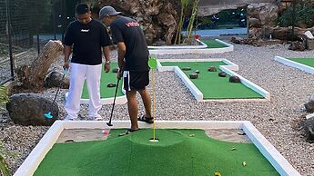 Mad Monkey Dumaguete