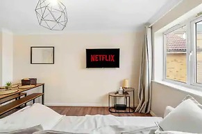 4 bed Townhouse- Free Parking