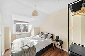 4 bed Townhouse- Free Parking