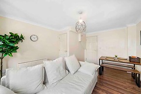 4 bed Townhouse- Free Parking