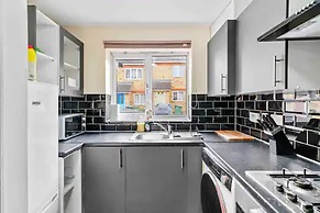 4 bed Townhouse- Free Parking
