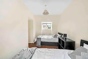 4 bed Townhouse- Free Parking