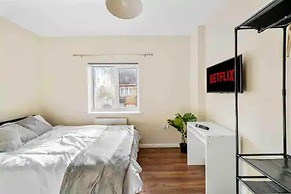 4 bed Townhouse- Free Parking