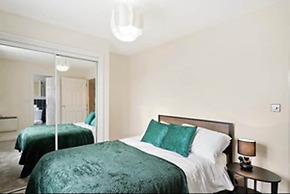 Stylish 2 bed Apt - Free Parking