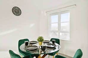 Stylish 2 bed Apt - Free Parking